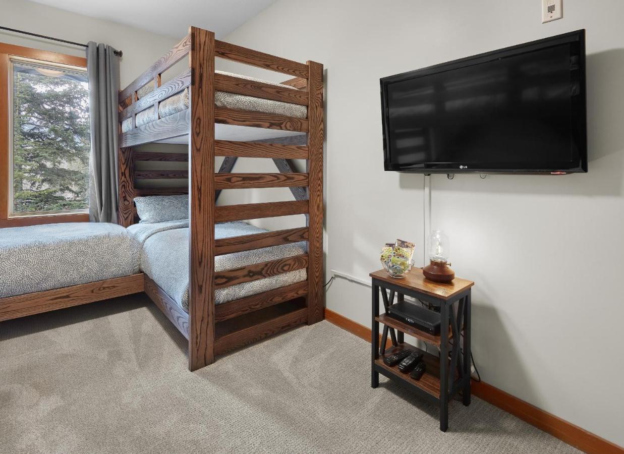 Newly Renovated Grizzly Lodge, Spacious 3Br 2Ba With Open Pool, Hot Tub Canmore Exterior foto